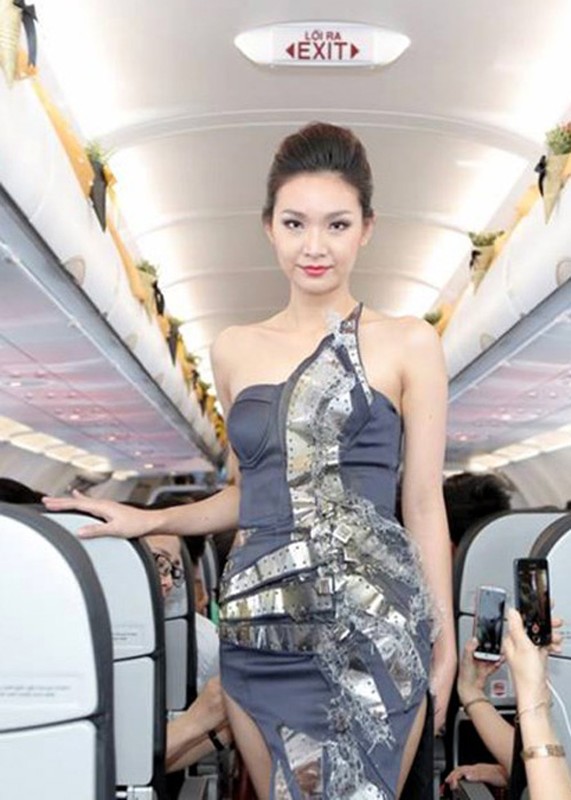 Jennifer Pham di catwalk tren may bay trinh dien thoi trang doc-Hinh-8